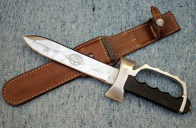 Stále používaný Argentínsky výsadkársky nôž